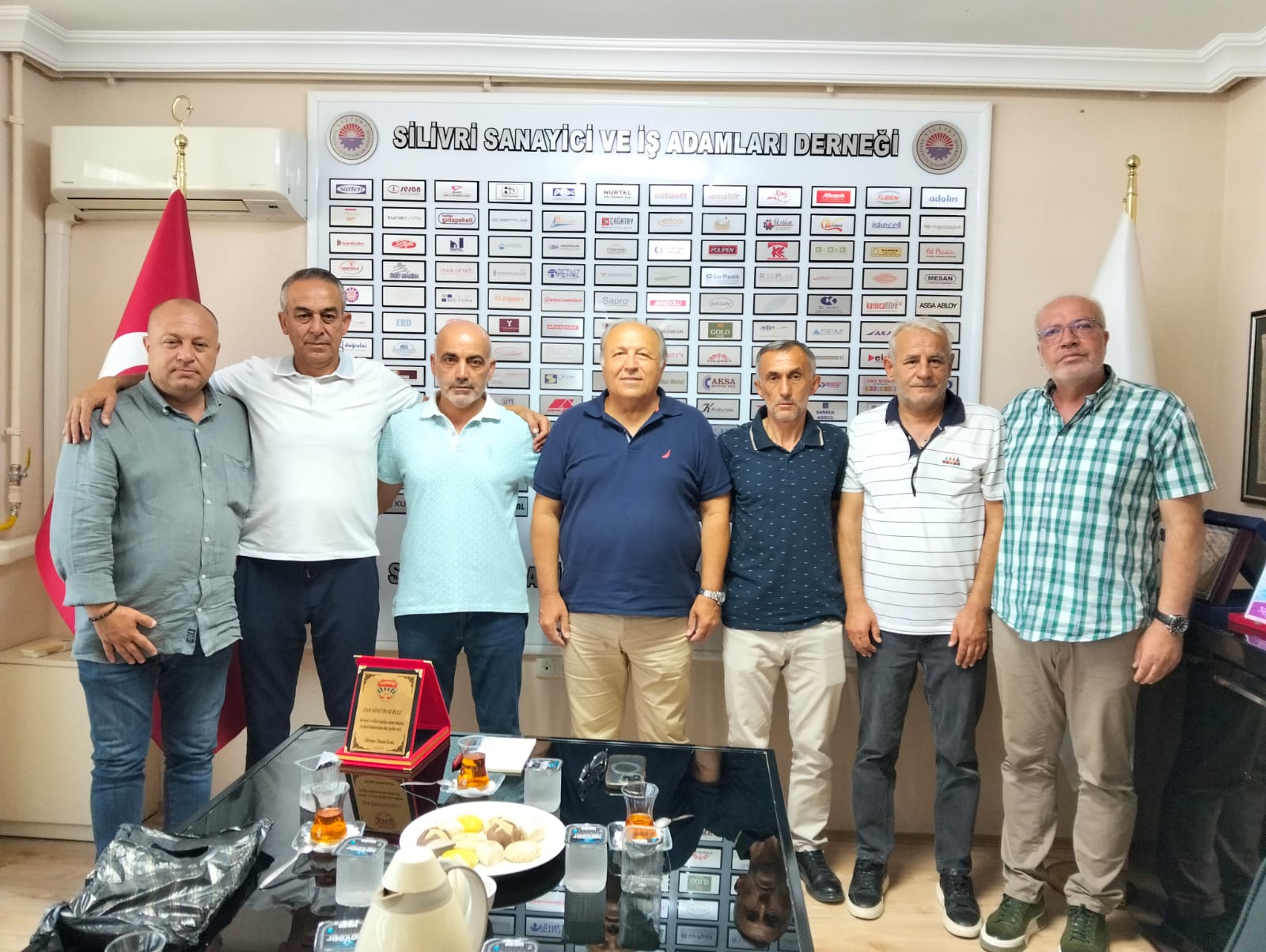 Silivrisporun Yeni Başkanı ve Yönetim Kurulunun ziyaretinden memnuniyet duyduk. Yeni dönemin hayırlı olmasını temenni eder. Başarılar dileriz.