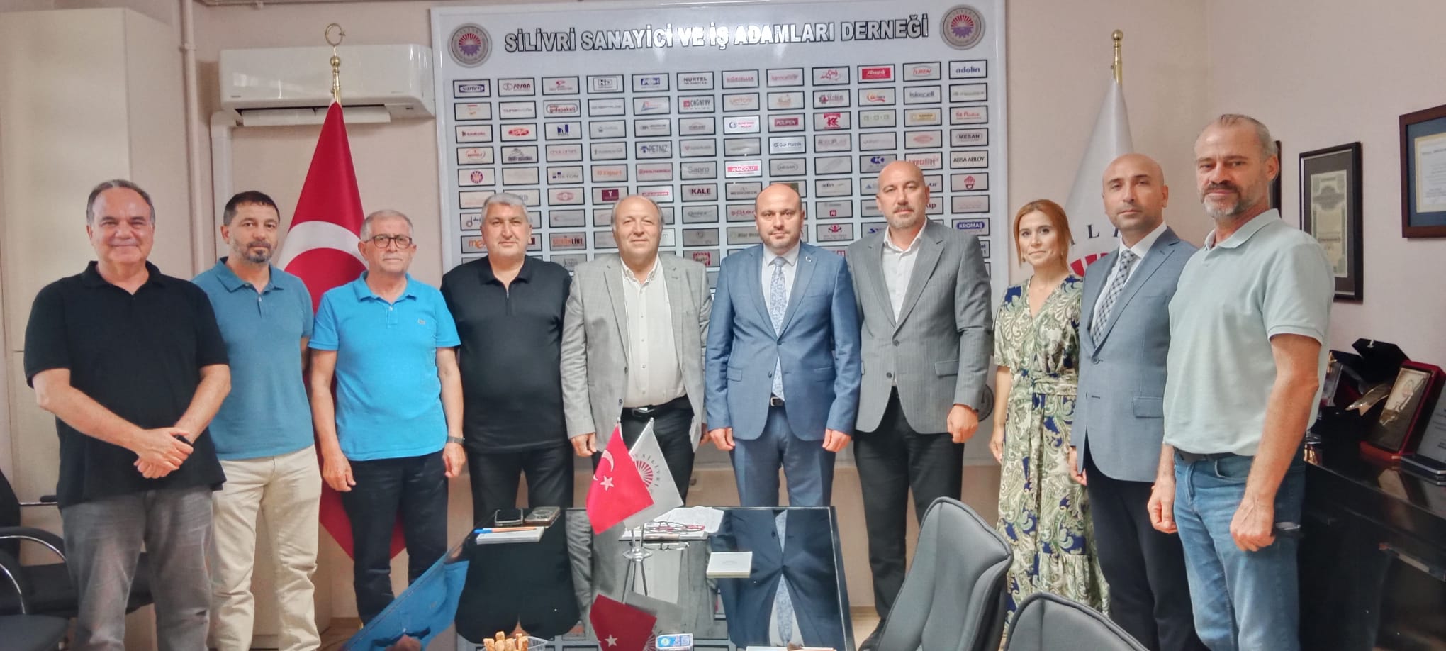 Milliyetçi Hareket Partisi (MHP) İlçe Başkanı Hakan BAKMAZ ve Yönetimi, Dernek Başkanımız Hakan KOCABAŞ ve Yönetim Kurulumuzu ziyaret ederek karşılıklı görüş alışverişinde bulunmuşlardır. Ziyaretlerinden dolayı kendilerine teşekkür eder, çalışmalarında muvaffakiyetler dileriz.