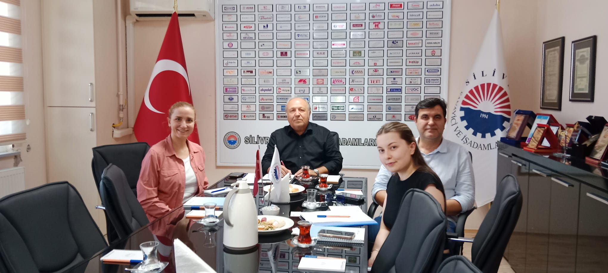 WSP Danışma Firmasından Gizem Altınkaya ve Esra Güven ile Sapro Firması Kalite Direktörü Barbaros Sert ile Başkanımız Hakan Kocabaş Konuşarak İstişarede Bulunmuşlardır.