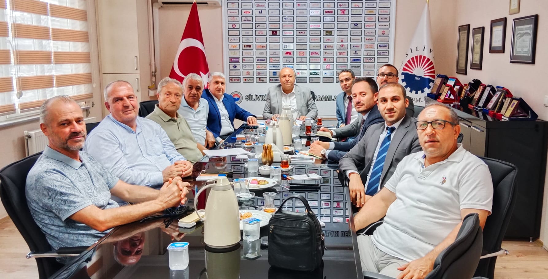 CK Boğaziçi Perakende Genel Müdürü Ali Erman Aytaç, Silivri Perakende Satış Yöneticisi Nuri Çelik, 1. Bölge Kıdemli Müdürü Doğan Eskin, Satış Direktörü Hakan Yumral ile Dernek Başkanımız Hakan Kocabaş ve Yönetim Kurulumuzu ziyaret ederek karşılıklı görüş alışverişinde bulunmuşlardır. Ziyaretleri için kendilerine teşekkür ederiz ve çalışmalarında başarılar dileriz.