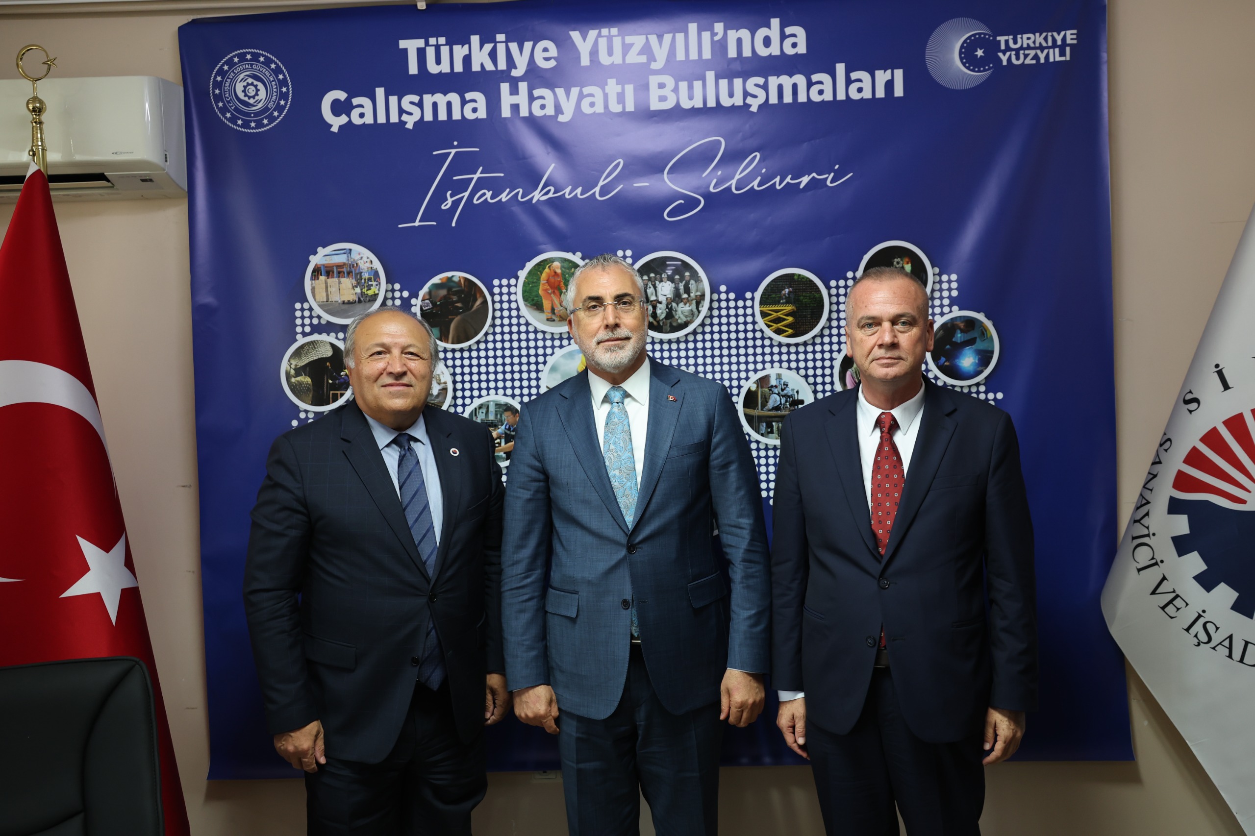“Türkiye Yüzyılı’nda Çalışma Hayatı Buluşmaları” kapsamında, Çalışma ve Sosyal Güvenlik Bakanımız Prof. Dr. Vedat Işıkhan, (SİAD) Silivri Sanayici ve İş Adamları Derneğimizi ziyaret ederek bizlerle bir araya geldi. Sayın Bakanımız; sorunlarımız hakkında bilgi alarak çözümleri hakkında çalışmaları iletti.  Başkanımız tarafından derneğimiz hakkında da Sayın Bakanımıza bilgi aktarıldı.