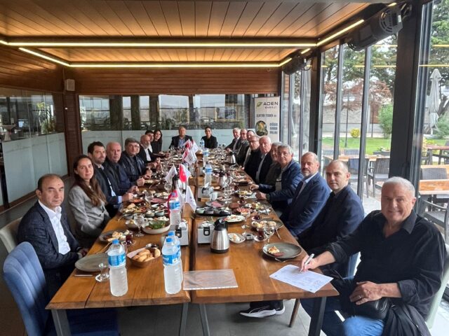 Dernek başkanımız ve üyelerimiz, Aden Enerji yetkilileri ile bir araya gelerek kahvaltılı bir toplantı gerçekleştirdi. Samimi bir ortamda geçen buluşmada enerji sektörü üzerine fikir alışverişinde bulunulurken, iş birliği ve ortak projeler üzerine de değerlendirmeler yapıldı.