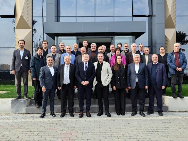 İş birliğini güçlendirmek ve istişarelerde bulunmak amacıyla Dernek Başkanımız Hakan KOCABAŞ, SİAD üyelerimiz ve Belediye Başkanımız Bora BALCIOĞLU ile birlikte üyemiz Kenan ATEŞ ve Barış ERDOĞAN’ı SİLİVRİ AMBALAJ firmasında ziyaret ettik.  Ziyarette firmanın çalışmaları hakkında bilgi alındı, sektörel gelişmeler üzerine değerlendirmelerde bulunuldu. Ayrıca, Alipaşa Sanayi Bölgesinin mevcut durumu ve sorunları hakkında Belediye Başkanımıza bilgiler aktarıldı.  Nazik ev sahiplikleri ve ilgilerinden dolayı SİLİVRİ AMBALAJ firmamıza teşekkür ederiz.