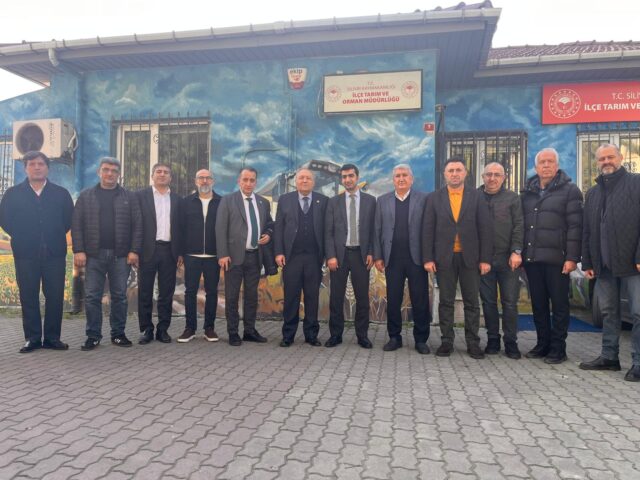 Dernek Başkanımız Hakan Kocabaş ve Üyelerimiz, yeni görevine başlayan İlçe Tarım Müdürü Serkan Güneş’e hayırlı olsun ziyaretinde bulunmuştur. Gerçekleştirilen ziyarette, ilçemizde yürütülen tarım faaliyetleri ve üreticilerimizin desteklenmesine yönelik iş birliği imkânları üzerine görüş alışverişinde bulunulmuştur.