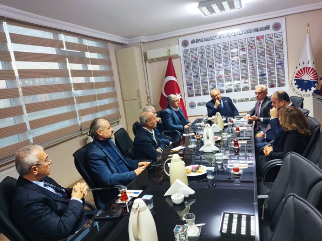 İlçe Denetimli Serbestlik Müdürü Fatih Serdar Şayan, Sosyal Çalışmacı Türkan Saklan ve Denetimli Serbestlik Memuru Sevgi Atmaca, Silivri Sanayici ve İş Adamları Derneğimizi (SİAD) ziyaret ederek kurumun çalışmaları hakkında bilgilendirme ve farkındalık sunumu gerçekleştirdi.