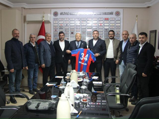 Silivrispor Kulübü Başkanı Murat Yıldız ile Yönetimi, derneğimize nezaket ziyaretinde bulundu.  Görüşmede, Silivrispor Kulübünün çalışmaları üzerine genel değerlendirmelerde bulunuldu ve karşılıklı fikir alışverişi yapıldı. Ziyaret kapsamında Silivrispor Kulübü, Silivri Sanayici ve İş Adamları Derneği (SİAD) Dernek başkanımıza forma hediye etti.