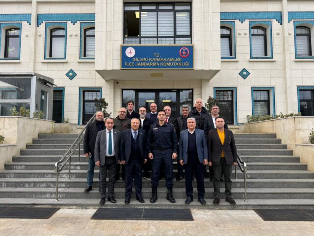 Dernek Başkanımız Hakan Kocabaş ve Üyelerimiz, İlçe Jandarma Komutanlığında görevine yeni atanan Binbaşı Burak Çelik’e hayırlı olsun ziyaretinde bulunmuştur. Ziyarette, ilçemizin güvenliği ve huzur ortamının devamına yönelik yapılabilecek çalışmalar hakkında karşılıklı fikir alışverişinde bulunulmuştur.