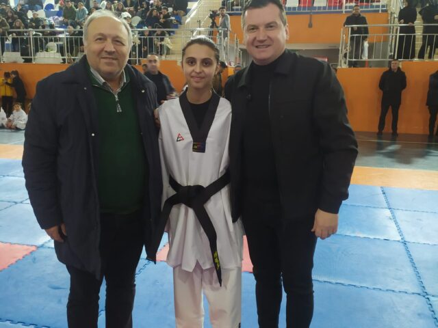 Silivri Sanayici Ve İş Adamları Derneği (SİAD) Dernek Başkanımız Hakan Kocabaş, Silivri Tekvando Kulübü Kuşak Kuşanma Törenine katılım sağladı. Sporcu, antrenör ve ailelerin yoğun ilgi gösterdiği törende, sporcular yeni kuşaklarını takmanın gururunu yaşadı.