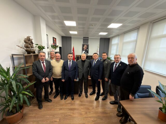 Silivri Sanayici ve İş Adamları Derneği (SİAD) Dernek Başkanımız Hakan Kocabaş ve üyelerimiz, İlçe Emniyet Müdürlüğü görevine yeni atanan Sayın Okan Büzkaya’ya hayırlı olsun ziyaretinde bulundu.