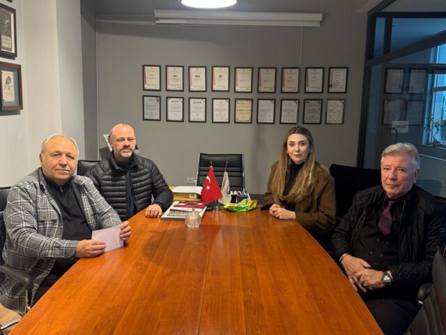 Yeşilay Başkanımız Nihan Ataalp Umuç, Dernek Başkanımız Hakan Kocabaş’ı fabrikasında ziyaret etti.  Gerçekleşen ziyarette; bağımlılıklarla mücadele, sağlıklı yaşam bilincinin yaygınlaştırılması ve toplumsal farkındalık çalışmaları üzerine görüş alışverişinde bulunuldu.  Nazik ziyaretleri ve kıymetli paylaşımları için Yeşilay Başkanımıza teşekkür ederiz.