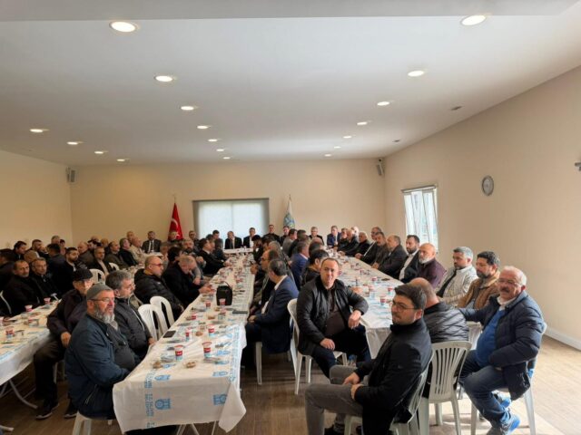 Kısa bir süre önce vefat eden Milliyetçi Hareket Partisi (MHP) İlçe Başkanı Hakan Bakmaz’ın kıymetli babası Selahattin Bakmaz için taziyeleri kabul eden MHP İlçe Başkanını, Silivri Sanayici Ve İş Adamları Derneği (SİAD) dernek başkanımız Hakan Kocabaş, Selimpaşa’da Asef Çoban Taziye Evinde ziyaret etti.