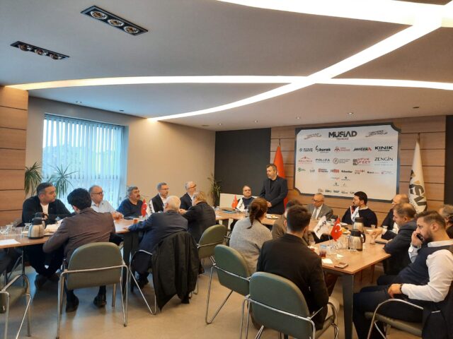 MÜSİAD ev sahipliğinde düzenlenen İş Dünyası Sempozyumu hazırlık toplantısına, Silivri Sanayici Ve İş Adamları Derneği (SİAD) dernek üyemiz Hakan Söylet katılım sağlamıştır.  Toplantı kapsamında tüm katılımcılar kendilerini tanıtarak görüş ve önerilerini paylaşmış, sürece önemli katkılar sunmuştur.