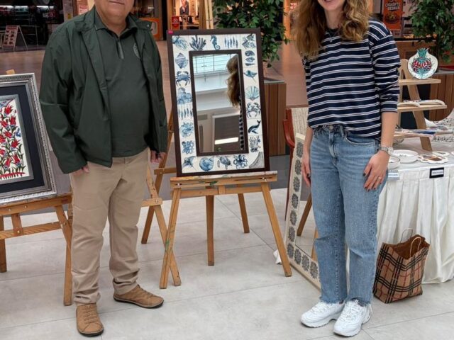 Halk Eğitim Merkezi kursiyerlerinin Vega AVM’de açtığı Çini Sergisini dolaştım, bilgi aldım. Her biri göz nuru olan eserler hepsi birbirinden güzeldi. Kursiyer Büşra Koyuncu ve arkadaşlarına gösterdikleri nezaket için teşekkür ederim. Üyelerimizin de bir fırsat bulup gezmelerini tavsiye ederim.