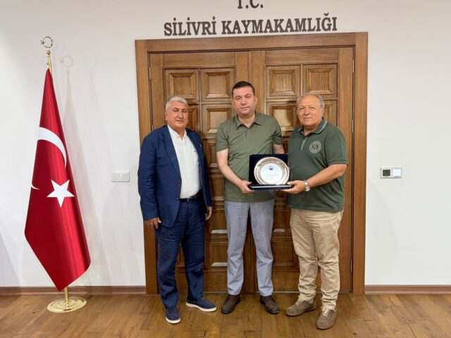 Silivri Sanayici Ve İş Adamları Derneği başkanımız Hakan Kocabaş ve başkan yardımcımız Adnan Deniz ile birlikte, görev süresi sona eren Silivri İlçe Kaymakamı Sayın Tolga Toğan’a veda ziyaretinde bulundu.