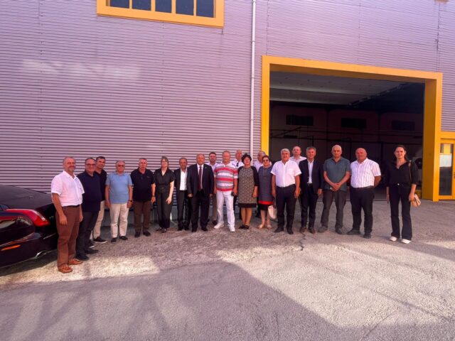 Silivri SİAD Ailesi olarak üyemiz Aynur Süleymanoğlu’nu Color World firmasında ziyaret ederek başsağlığı diledik.