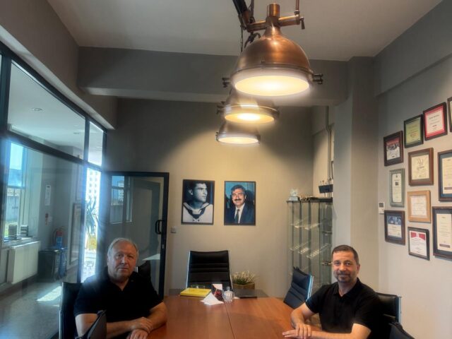Silivri Sanayici Ve İş Adamları Derneği üyemiz YILDIRIMLAR GRUP firması Cengiz Yıldırım, dernek başkanımız Hakan Kocabaş’ı, fabrikasında ziyaret etti. Gerçekleştirilen ziyaret ve sohbet sırasında, firmanın iştigal konuları hakkında bilgi alınmış olup; mekanik tesisat hizmetleri, yangın sistemleri ve sektöre yönelik çeşitli ürün ve çözümlerin bayilikleri alanlarında faaliyet gösterdiği ifade edilmiştir.