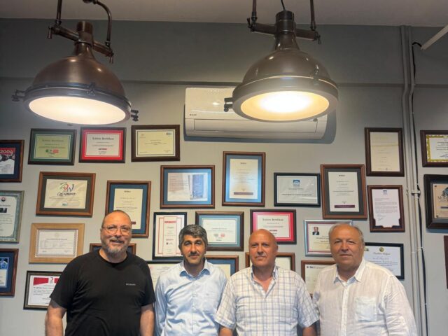 SGK İlçe müdürümüz Murat Uğur, müdür yardımcısı Faruk Söylemez dernek Başkanımız Hakan Kocabaş’ı fabrikasında ziyaret ederek üyelerimizin sosyal güvenlik alanındaki güncel sorunları ve talepleri hakkında görüş alışverişinde bulundu.