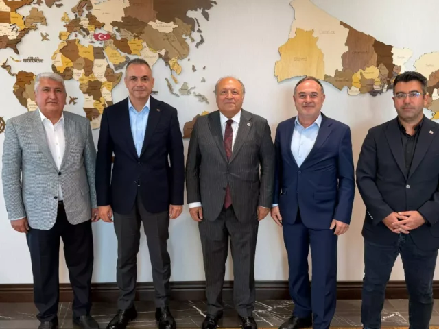 Silivri Sanayici ve İş Adamları Derneği Başkanımız Hakan Kocabaş ve Başkan Yardımcımız Adnan Deniz ile birlikte, T.C. Çevre, Şehircilik ve İklim Değişikliği Bakanlığı İl Müdürümüz Sayın Dr. Ejder Batur’u makamında ziyaret ettik.