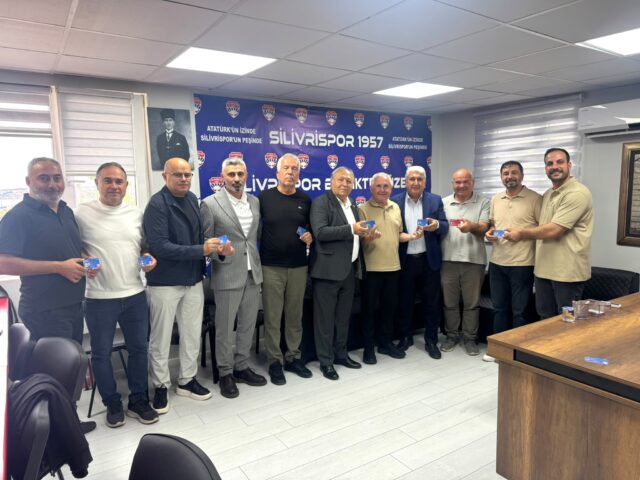 Yeni dönem çalışmalarında başarı dileklerimizi iletmek amacıyla, Silivri Sanayici Ve İş Adamları Derneği Başkanımız Hakan Kocabaş ve üyelerimiz, Silivrispor Kulübü Başkanı Akgün Duru ile yönetimine hayırlı olsun ziyaretinde bulundu.