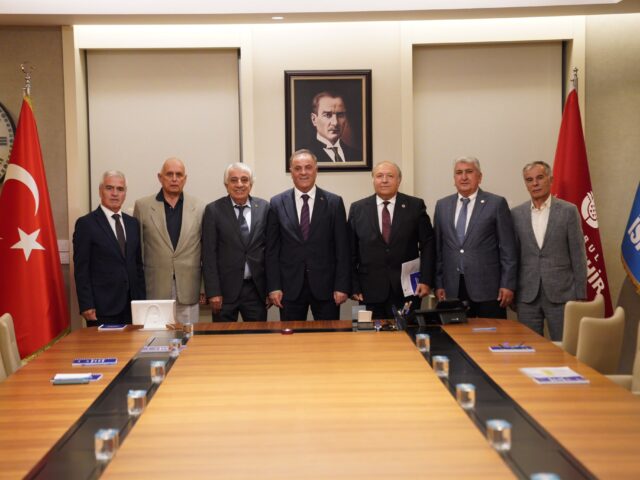 Silivri Sanayici Ve İş Adamları Derneği Başkanımız Hakan Kocabaş, Başkan Yardımcımız Adnan Deniz, Harita Mühendisimiz Mehmet Has, üyelerimiz Osman Örs, Rıfat Demiröz ve Doğu Bulutsuz ile birlikte İstanbul Büyükşehir Belediye Başkan Vekili Sayın Nuri Aslan’ı makamında ziyaret ettik.