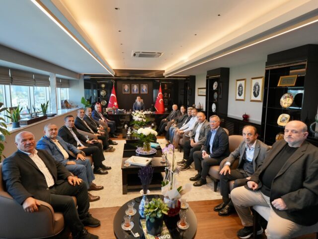 Silivri Sanayici Ve İş Adamları Derneği Başkanımız Hakan Kocabaş, Başkan Yardımcımız Adnan Deniz, dernek üyelerimiz Rıza Oturak, Uğur Gürbüz, Nasuf Türkyılmaz, Kaya Kankaya, Ziya Şenkul, Gürol Uçar, Gizem Berk, Cengiz Yıldırım, Ercan Üstün, İmran Pehlivan, Mustafa Müeyyitoğlu ve Bahattin Tari ile birlikte MHP İl Başkanı Sayın Volkan Yılmaz’a hayırlı olsun ziyaretinde bulundu.