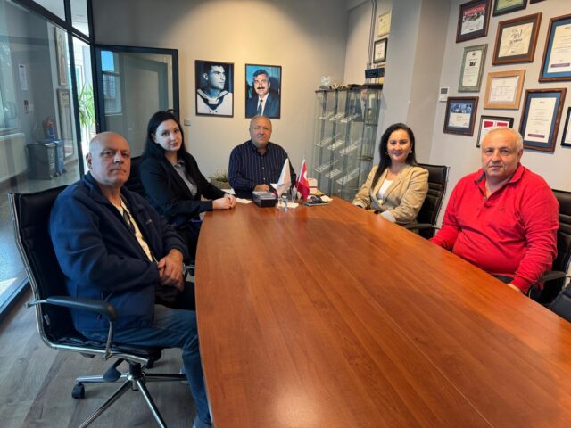 Atatürkçü Düşünce Derneği Başkanı Elif Yılmaz, Ahmet Şefik Ataman, Şerif Kahraman ve Meryem Kay, Silivri Sanayici Ve İş Adamları Derneği başkanımız Hakan Kocabaş’ı fabrikasında ziyaret ederek, Atatürkçü düşüncenin yaşatılması adına yürütülen çalışmalara sunduğumuz katkılar dolayısıyla teşekkürlerini ilettiler.