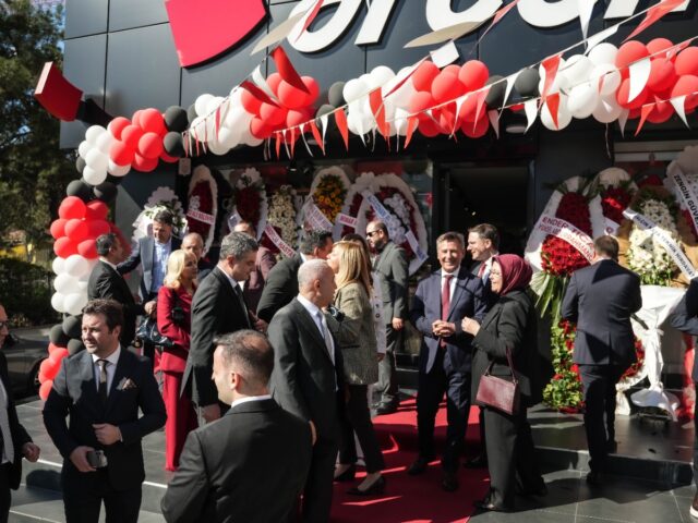 Silivri Sanayici Ve İş Adamları Derneği Başkanımız Hakan Kocabaş ve üyelerimizle birlikte, Türkiye’nin en büyük Arçelik bayisi Başak Ticaret Firması Turgay Sakarya’nın Çorlu’da faaliyete geçirdiği yeni mağazasının açılışına katılım sağladık.